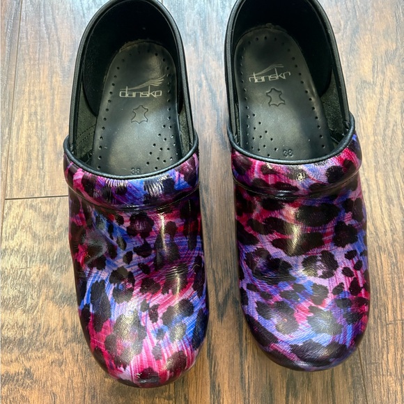 Stylish Women's Multicolor Clogs - Picture 2 of 4